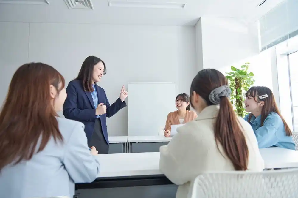 【共立女子大学・短期大学】 リーダーシップ入門の演習授業を全学で必修化　実務家との協働で学生の課題解決能力を育成～2028年度にはファシリテーションの「内製化」を実現～