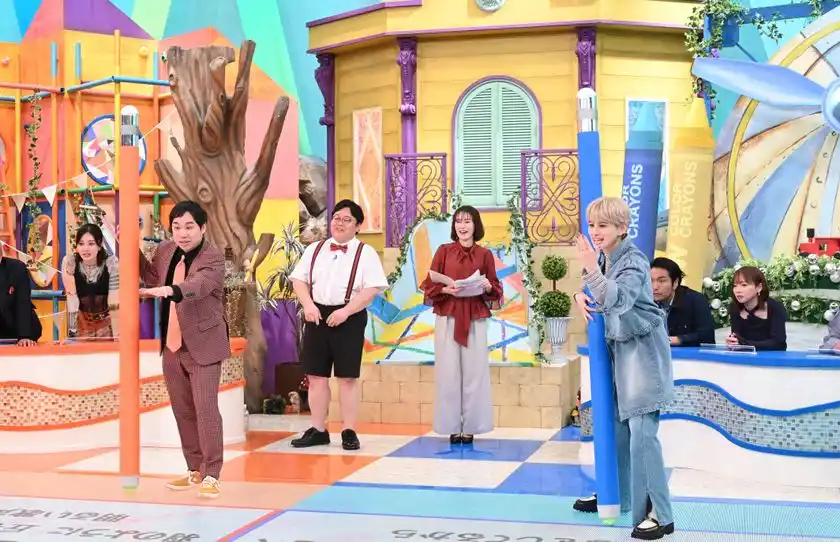 回答をする、せいや(霜降り明星)とホラン千秋