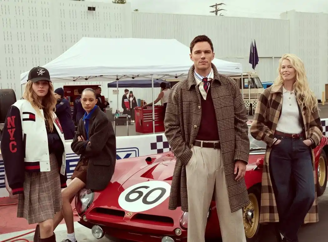 【合同会社 PVHジャパン】 トミー ヒルフィガー、 “プレッピー”をサーキットへと誘い、「THE HILFIGER RACING CLUB」への扉を開いたFALL 2025キャンペーンがローンチ