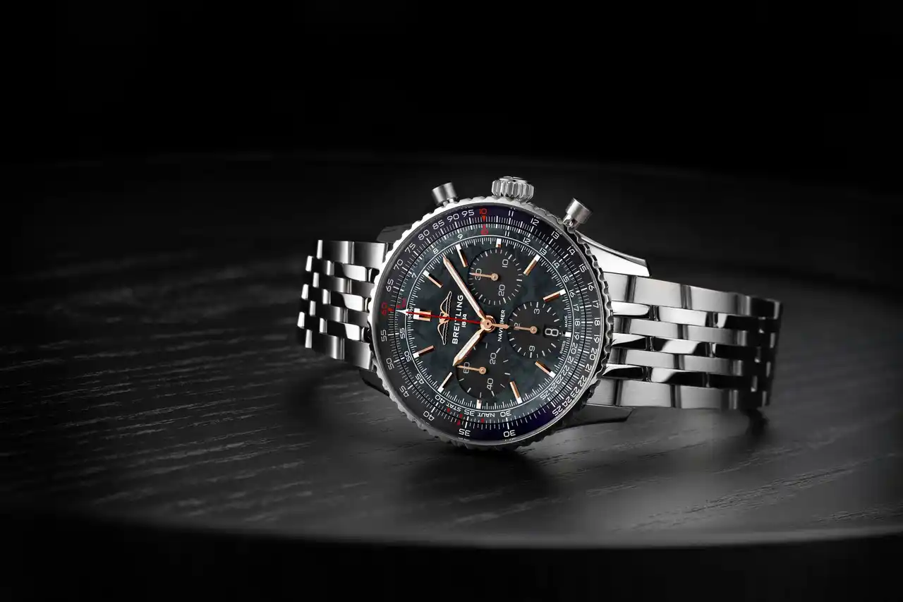 【ブライトリング・ジャパン株式会社】 ブライトリングから、ブラック マザーオブパールダイヤルが輝く、オールブラックの日本限定ナビタイマーが登場