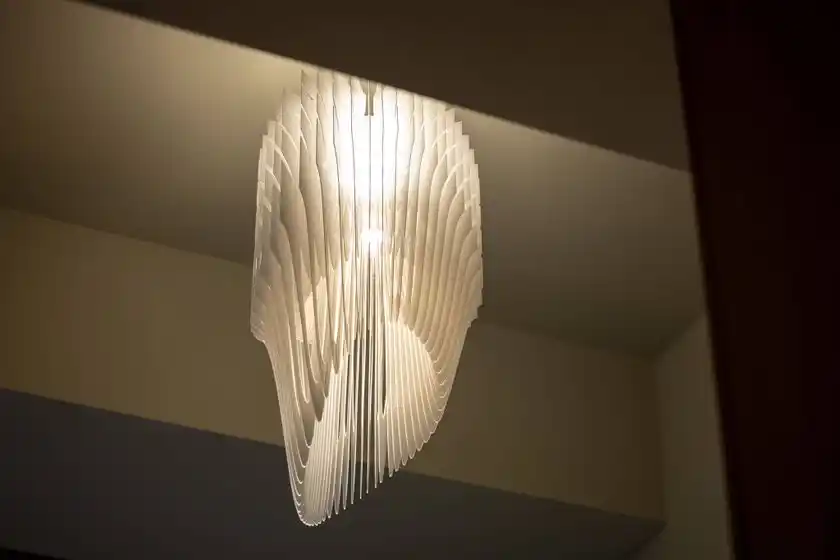 世界的に有名な建築家ザハ・ハディドが手がけた近未来型照明AVIA Pendant Lightを客室に