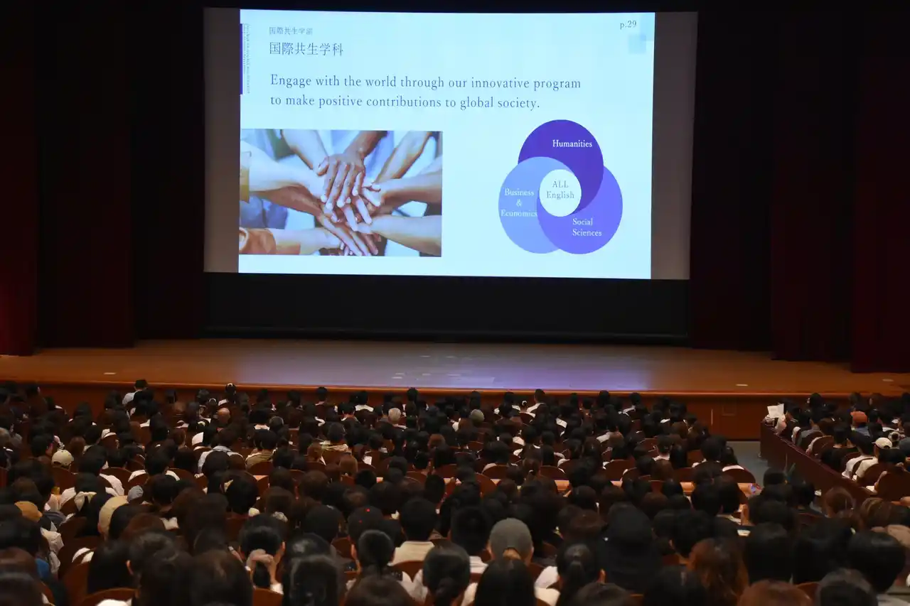 【関西外国語大学】 関西外国語大学（大阪府枚方市）で、第5回オープンキャンパスが開かれ、3000人を超える高校生や保護者でにぎわいました