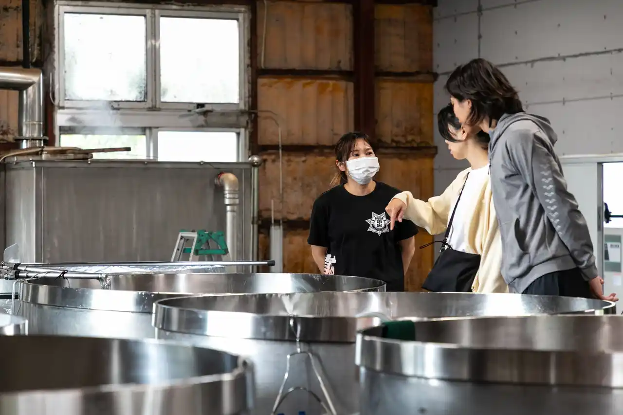 【ハイアット リージェンシー 瀬良垣アイランド 沖縄】 恩納村唯一の酒蔵へ「恩納酒造所 見学ツアー」冬期限定で開催