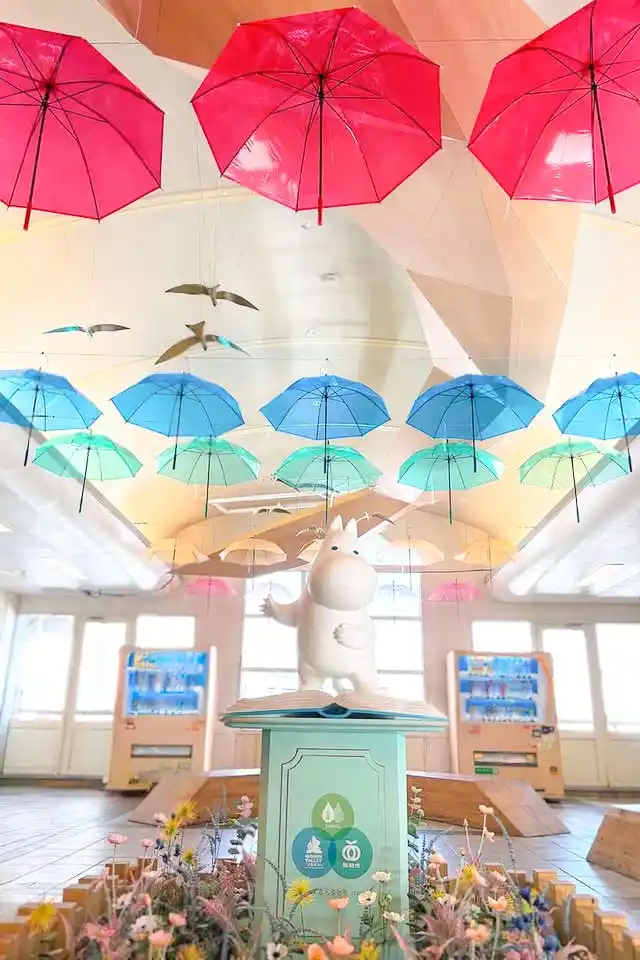 【株式会社ムーミン物語】 飯能駅にアンブレラスカイが出現！ムーミンバレーパークをいろどるアンブレラ装飾が４月２１日（火）からスタート！