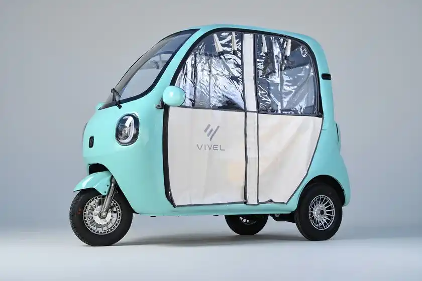 標準装備の雨除けサイドカバー　閉じているようす