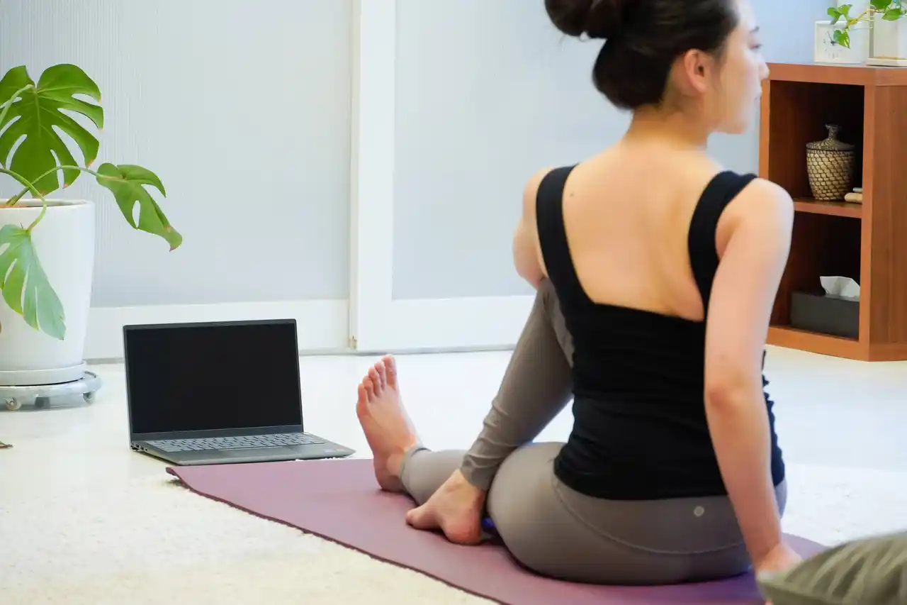 【株式会社アンダーザライト】 「外食は減らしても、整える時間は削らない」── ヨガ実践者253名調査で判明、物価高時代に"ウェルネス支出を維持する人"が約8割