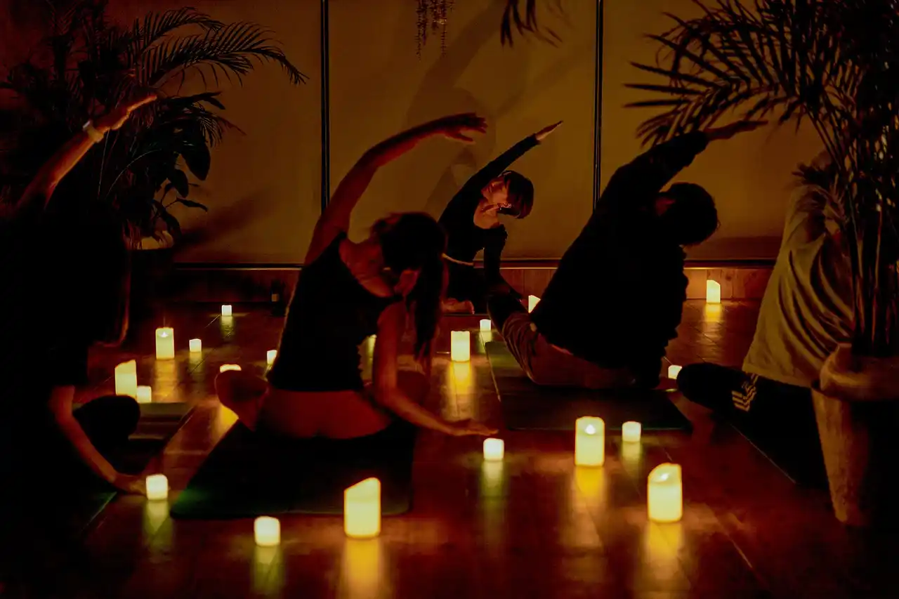 睡眠アロマブランドMUJUUが開発したオリジナル睡眠ヨガプログラム「GOOD SLEEP YOGA」を、食とウェルネスとワークカルチャーが融合した複合型施設「EAT PLAY WORKS」で開催