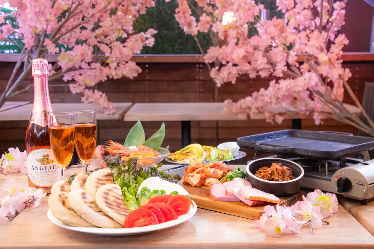 【春BBQ】焼いて、挟んで、ほおばる！新感覚の「桜テラスでピクニックBBQ」がバネバグース赤坂見附店に登場