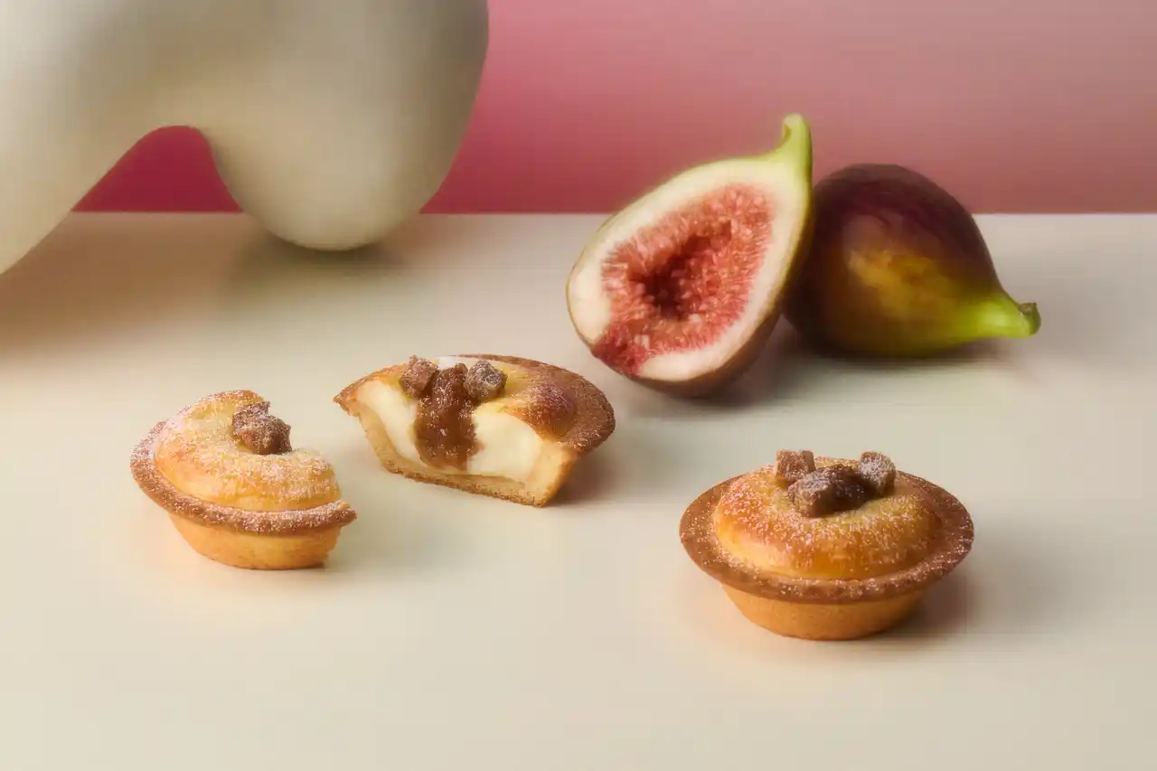 BAKE【晩夏の新作】ねっとりプチプチ「いちじく」のタルトが登場！秋に向けて整える “私時間” に寄り添うとっておき♪紅茶にも白ワインにも合う「焼きたてタルト いちじくチーズ」