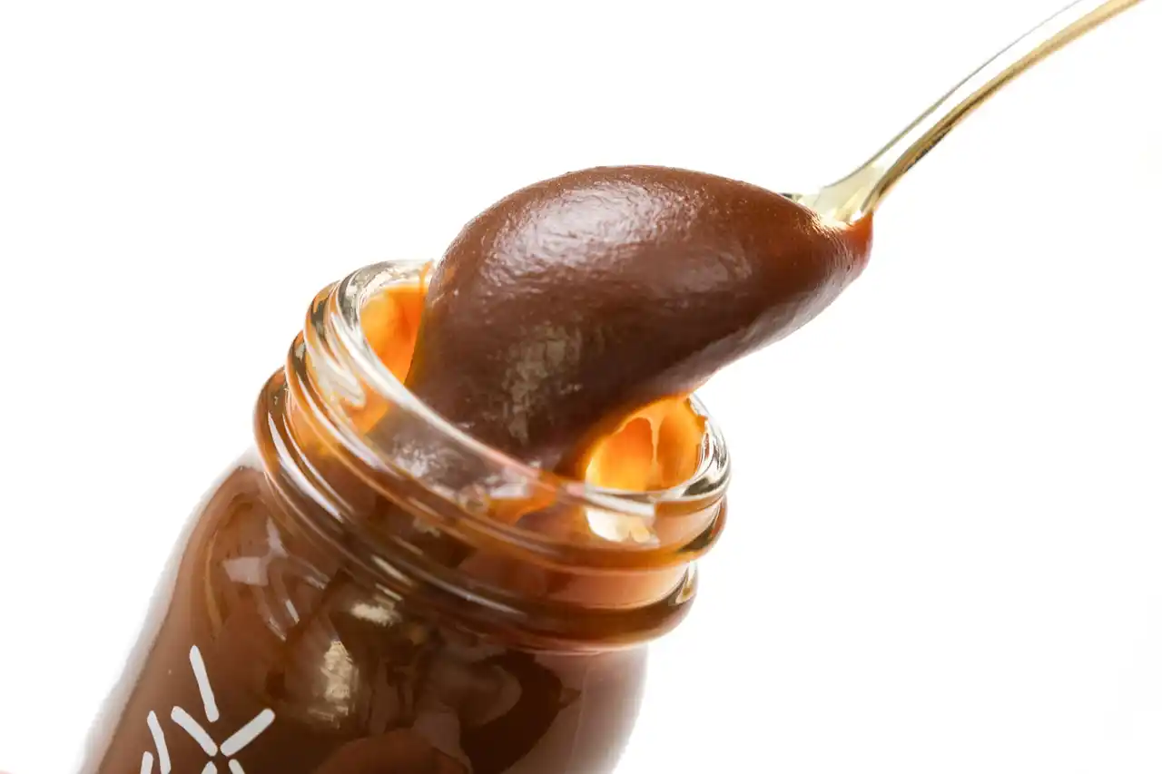 食べ終わったあとも、暮らしに残るおやつ『瓶入り生キャラメルとクッキーセット』をスナックミーオンラインストアで期間限定発売