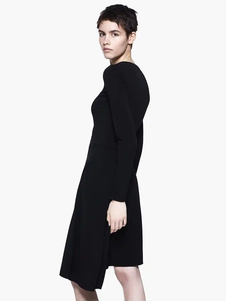 【ジョルジオ アルマーニ ジャパン 株式会社】 【ジョルジオ アルマーニ】伊勢丹新宿店ウィメンズ リフレッシュオープンを記念してタイムレスなエレガンスを纏うブラックドレスを先行発売