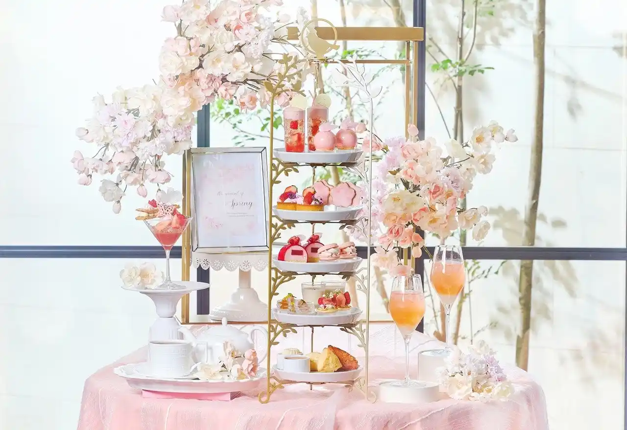 スイーツでお花見気分！桜といちごが奏でる、心ときめくティータイム『桜色のストロベリーアフタヌーンティー』全国4都市で期間限定販売