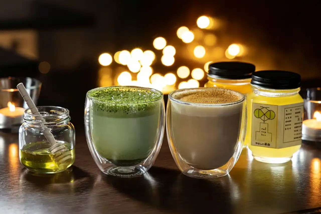 【武蔵野大学】学生が有明キャンパス屋上で育てたはちみつ「やさしい革命」を使用した冬限定ラテ2種をダブルツリーbyヒルトン東京有明にて12／1（月）から期間限定で提供