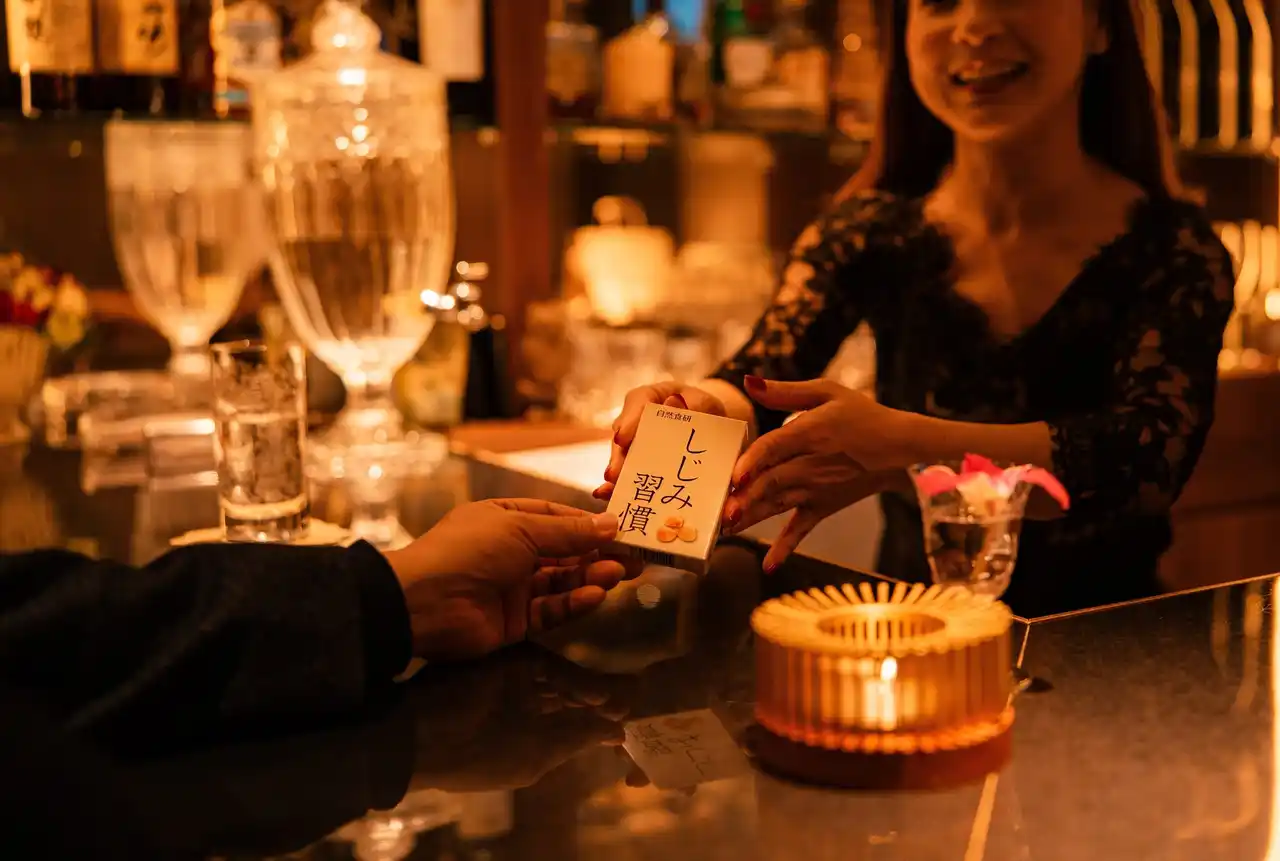 【株式会社自然食研】 全国のスナック「しじみ習慣」サンプル無料配布開始　“しじみ習慣 年末年始応援キャンペーン”