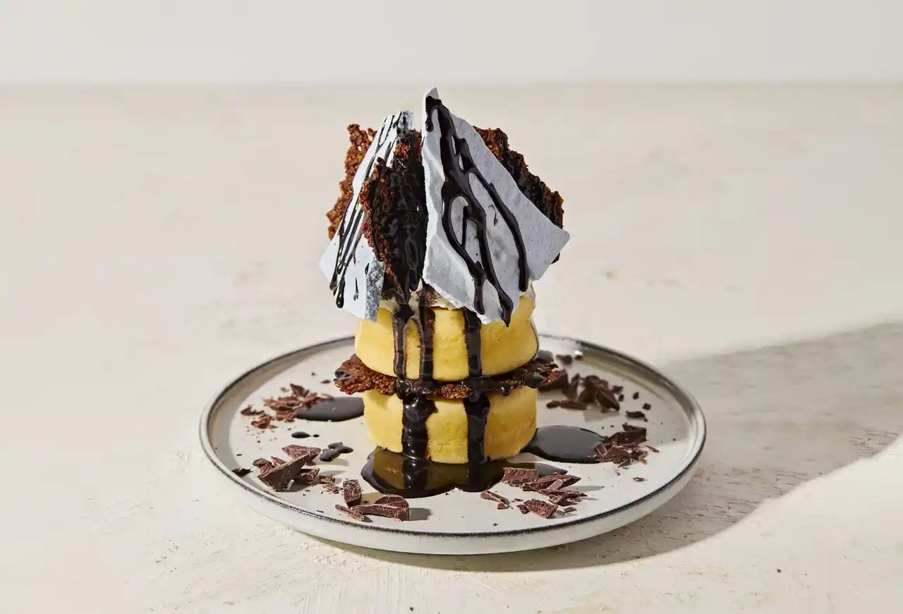 【株式会社ベイクルーズ】 チョコミント好き集まれ！“割らずにいられない” 「CRASH CHOCOMINT Pancakes」新登場！