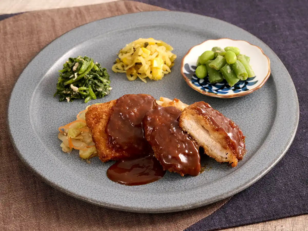 【ナッシュ株式会社】 かつお出汁香る濃厚赤みそだれが決めての「特製みそカツ」が12月16日（火）に新登場