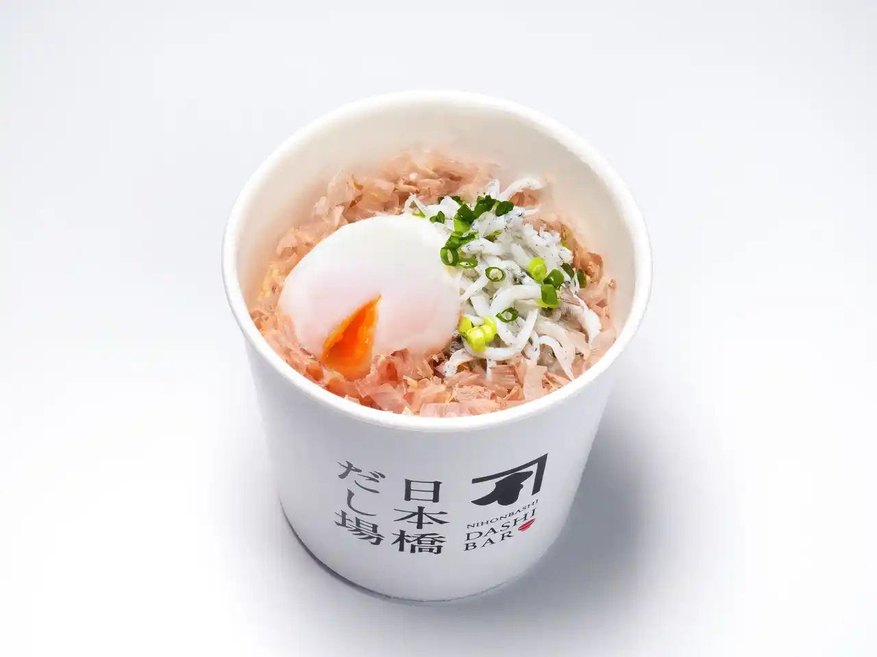 【株式会社にんべん】 とろ～り温泉玉子のコクとしらすの旨みが秋の食欲をそそる！ 「温玉しらすのせかつぶしめし」 「日本橋だし場 本店」にて9月1日新発売