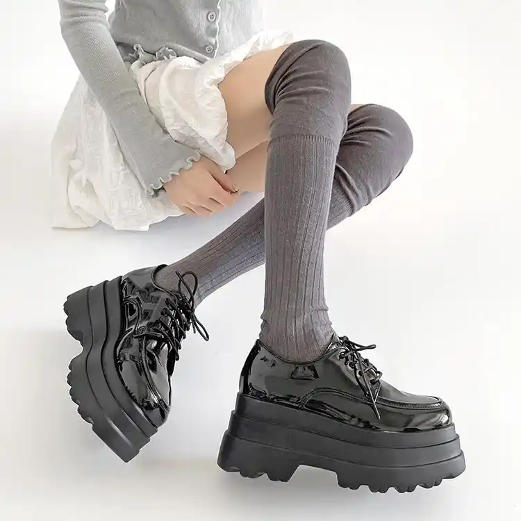 大好評の厚底トリプルソールシリーズに新作のレースアップデザインが登場。「厚底 トリプルソール ボリューム レースアップ シューズ 6437」好評販売中。