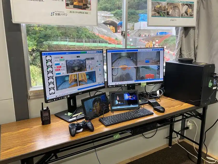 写真7：現場詰所に設置した遠隔操作ブース