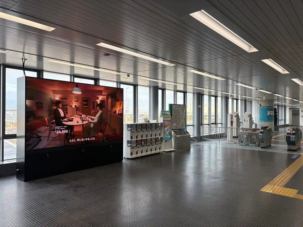 【株式会社近宣】 神戸空港駅に大型LEDビジョン新設！