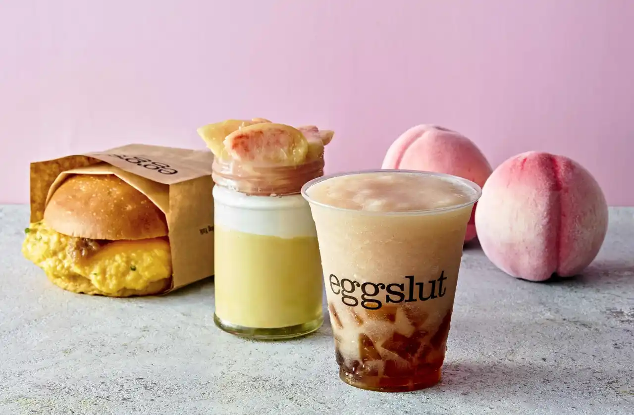 【株式会社ベイクルーズ】 LA発、卵料理専門店 「eggslut（エッグスラット）」 夏の果実が主役！「TROPICAL JUICY PEACH」 夏限定スイーツが新登場