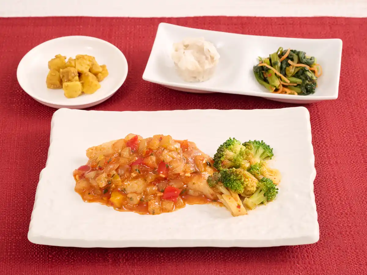 【ナッシュ株式会社】 辛さと酸味がクセになる、夏の刺激メニュー「辛旨！アジアンサンバルフィッシュ」が8月19日（火）に新登場