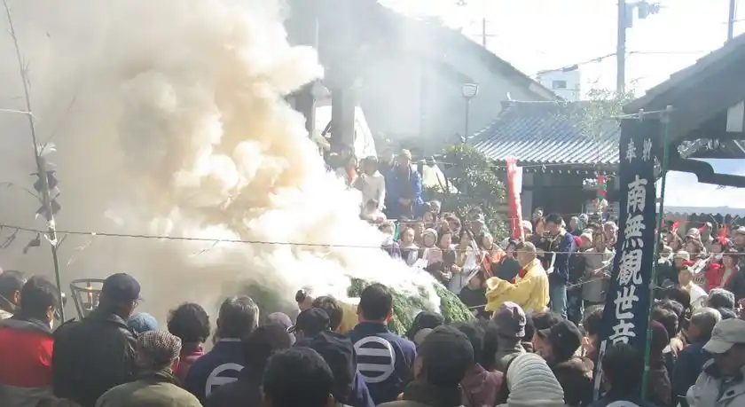 “逃げ場のない火祭！？”狭い境内での迫力ある炎の祭典840年の伝統を今に受け継ぐ文化行事「吹田の火祭」を2月11日に常光円満寺で開催