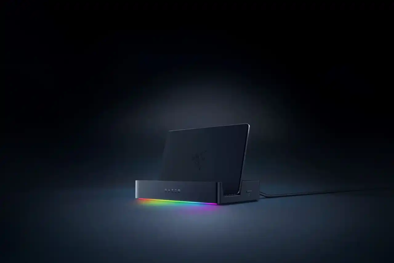 【Razer】モバイルゲーミングにさらなる接続性を提供  「Razer Handheld Dock Chroma」登場　2025年8月22日（金）発売
