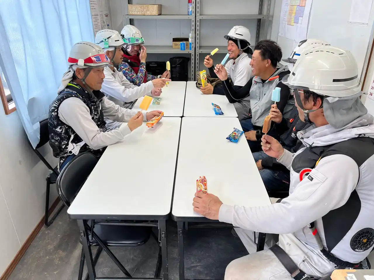 【日鉄物産システム建築株式会社】 日鉄物産システム建築、建設現場に「ちるちるハッピータイム」を導入！熱中症予防を目的とした休憩タイムで、水分・塩分補給を徹底促進中！