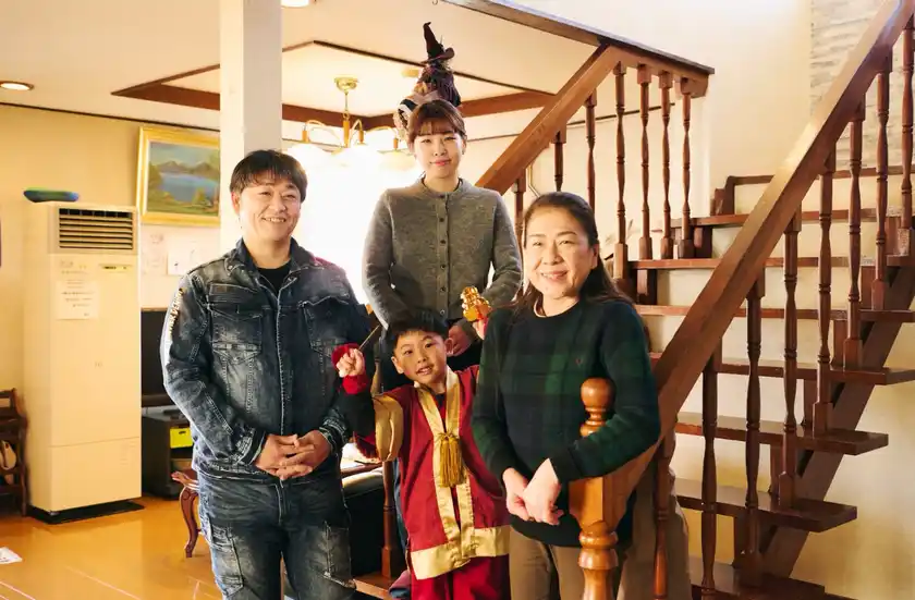 旅館おぎたスタッフ(右から3代目女将荻田美枝子、娘まな、まなの息子、こんのでんき金野代表)