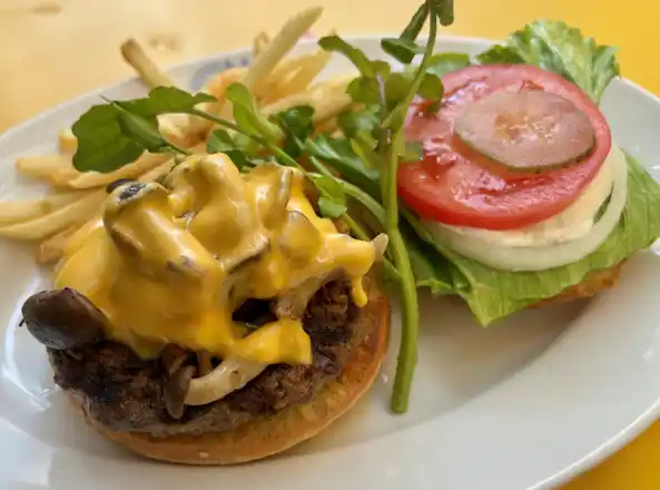 【株式会社ネクスコ東日本シティフード】 ホームワークスより「ディープフォレストチーズバーガー」と「クランベリーターキーサンドウィッチ」を期間限定で販売いたします。