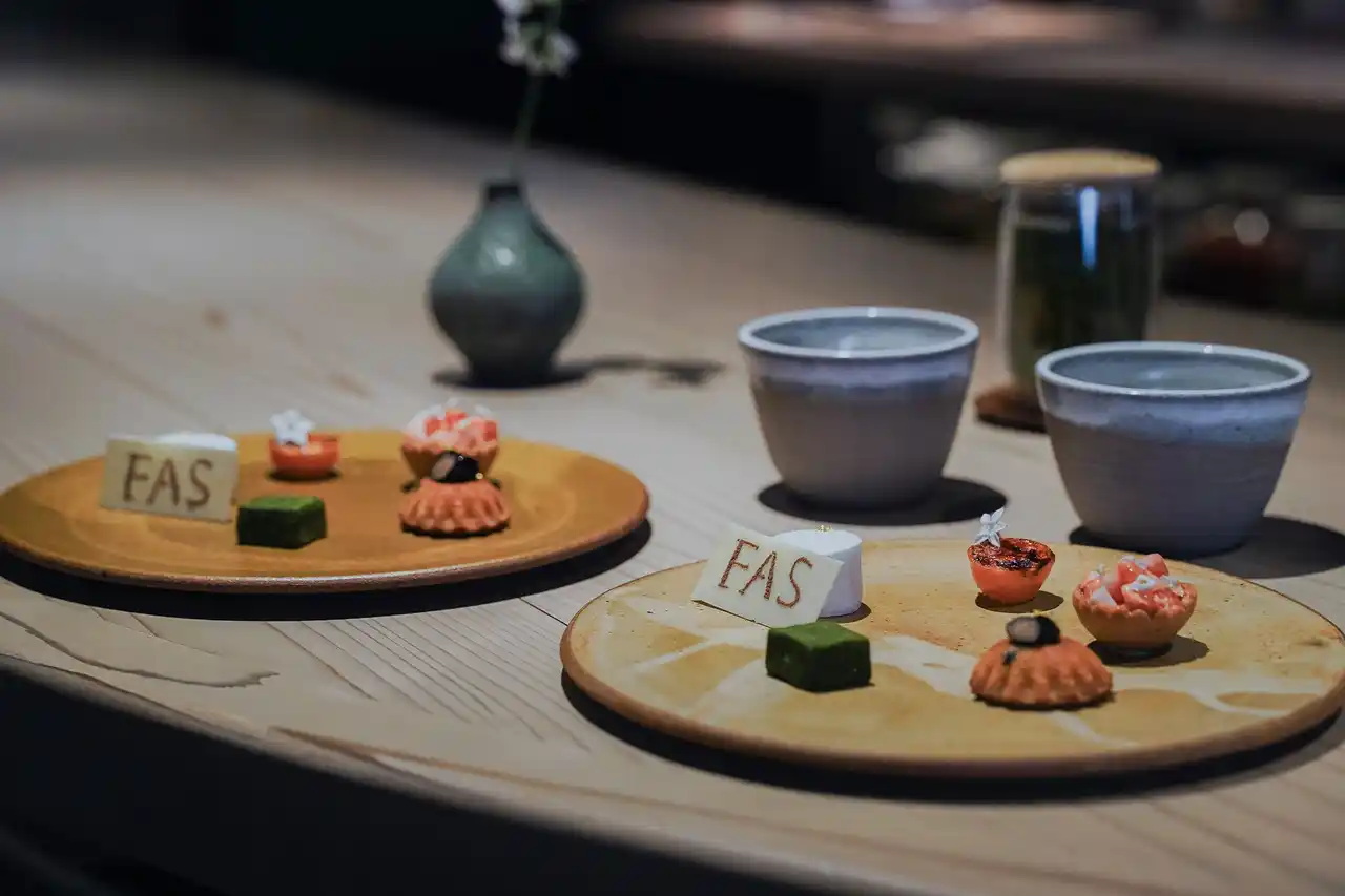 発酵エイジングケア*¹ブランド「FAS」、“冬眠”してエネルギーを蓄えた食材たちを組み合わせた一皿を楽しめる発酵モダンフレンチ「TOUMIN」にて、4日間限定スペシャルアフタヌーンティーコースをご提供