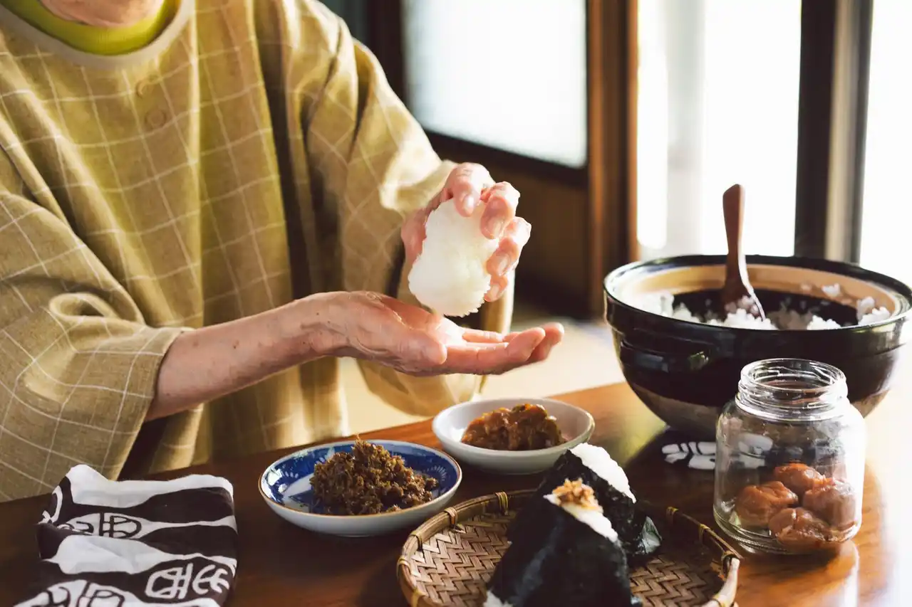 【岩手県初】シニアが主役の“おむすび食堂” 盛岡青山に誕生。「あおやま 街仲食堂 by ジーバーFOOD」11月17日オープン！