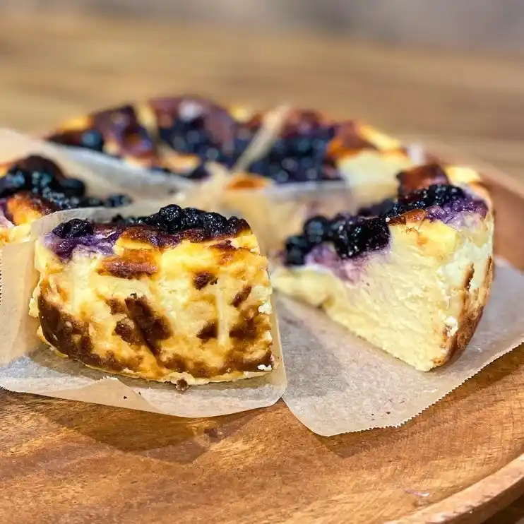 果実ごろごろ×とろける口どけ｜ブルーベリー農家直営カフェが贈る「ブルーベリーバスクチーズケーキ」
