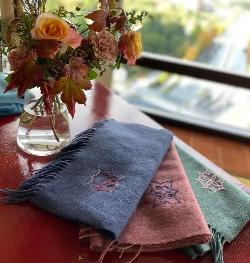 アイヌ文様刺繍入りSHOKAYヤクウールスカーフ