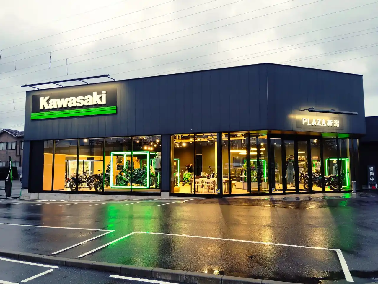 【株式会社カワサキモータースジャパン】 新潟市の大動脈でもある新々バイパスの中心部、新潟市中央区【紫竹山IC】のカワサキプラザ新潟がリニューアルオープンしました。