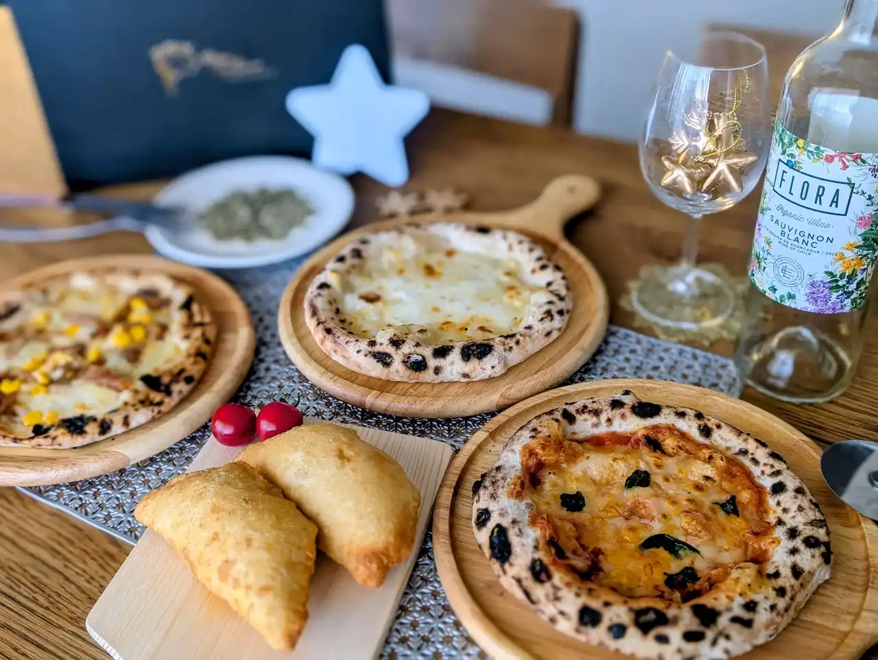 大阪・都島“揚げピザ”専門店が、受験・勝負シーズンを応援する縁起ピザ5枚セット「運をアゲる応援ピザBOX」を期間限定で通販開始