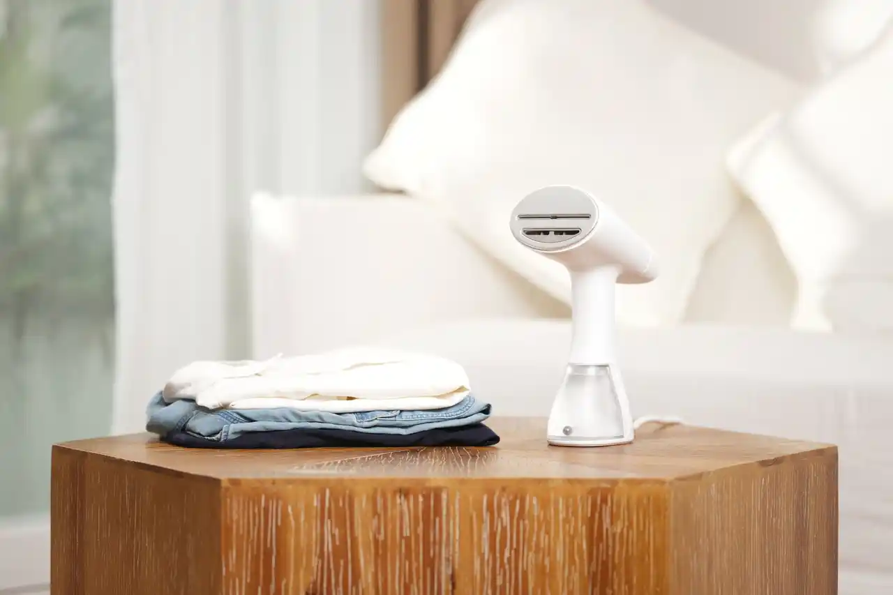 【TREXPURE株式会社】 【旦那さんのスーツ、子どもの服、冬物アウター…全部これ1台】“裏側のシワまで吸う”5000Paスチーマー airmorn one がママ達の強い味方に。除菌・ダニ対策もわずか数分で。