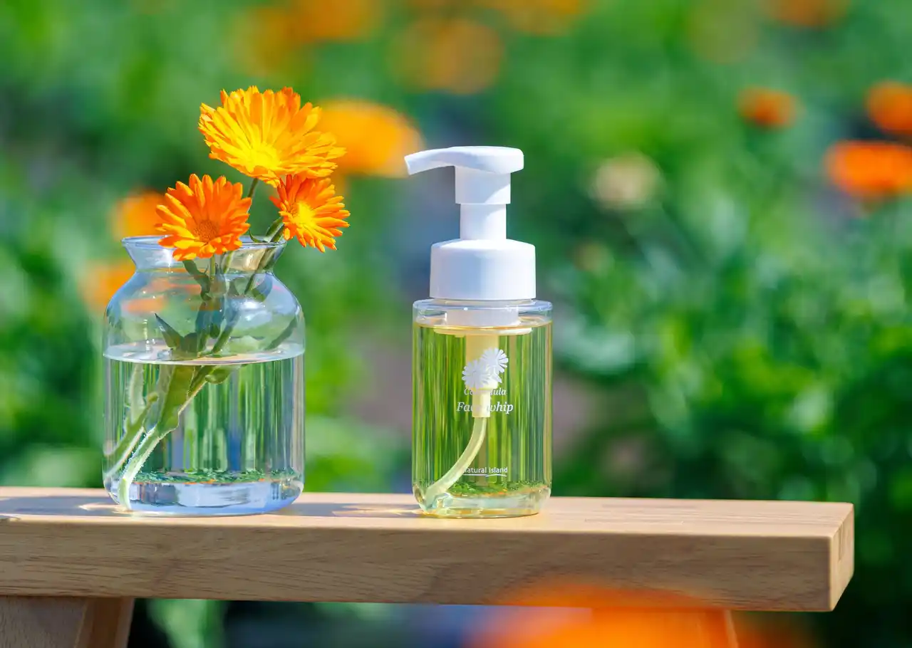 【ナチュラルアイランド】 自然のやさしさを濃密な泡にたっぷり閉じ込めた泡状洗顔料「カレンデュラ手づみフェイスホイップ」新登場