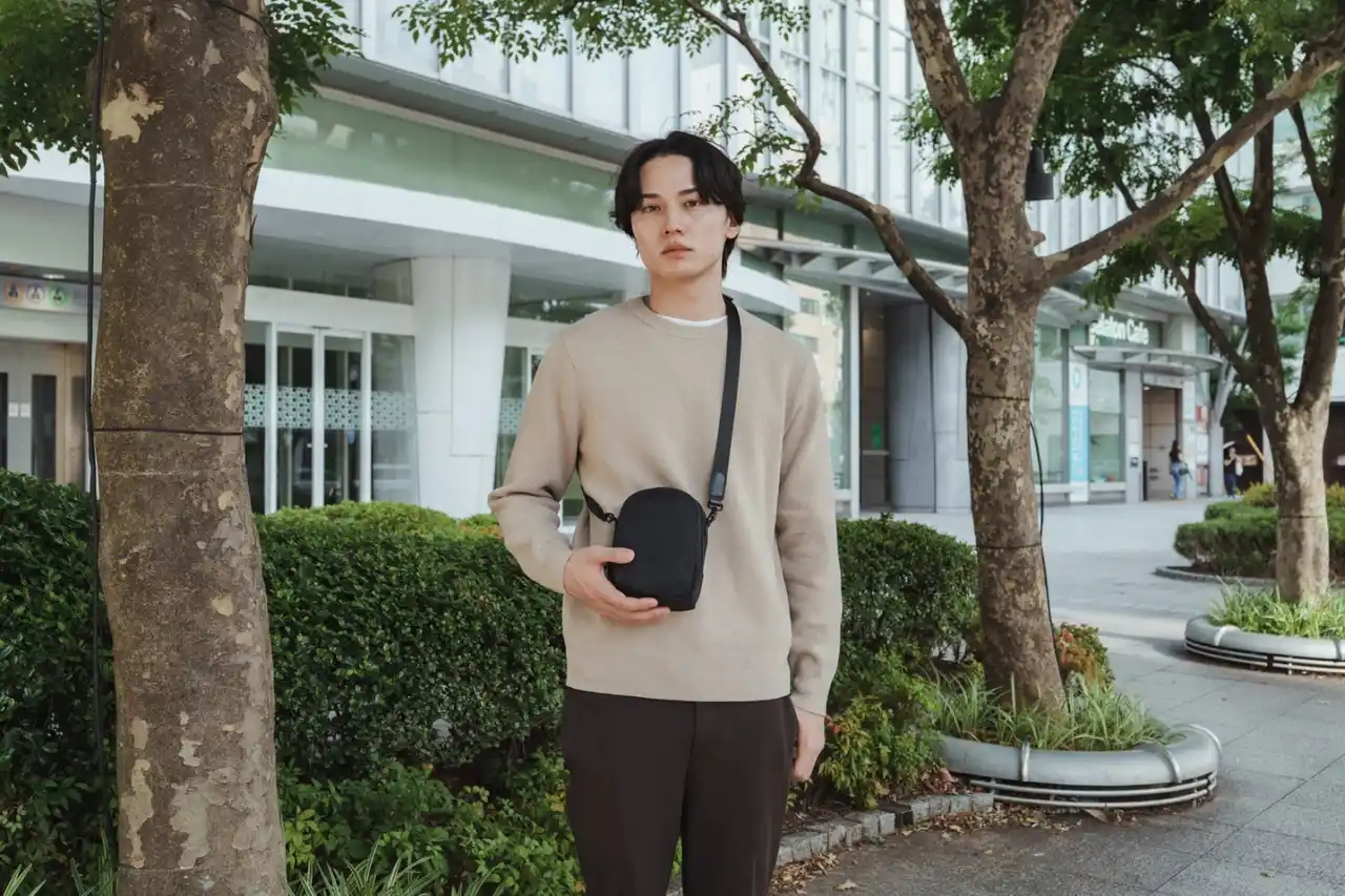 【ケースフィニット株式会社】 Ergofinite、軽さで日々を自由にする軽量スマホポーチ「THE TOKYO TECHPACK PHONESLING」を発売