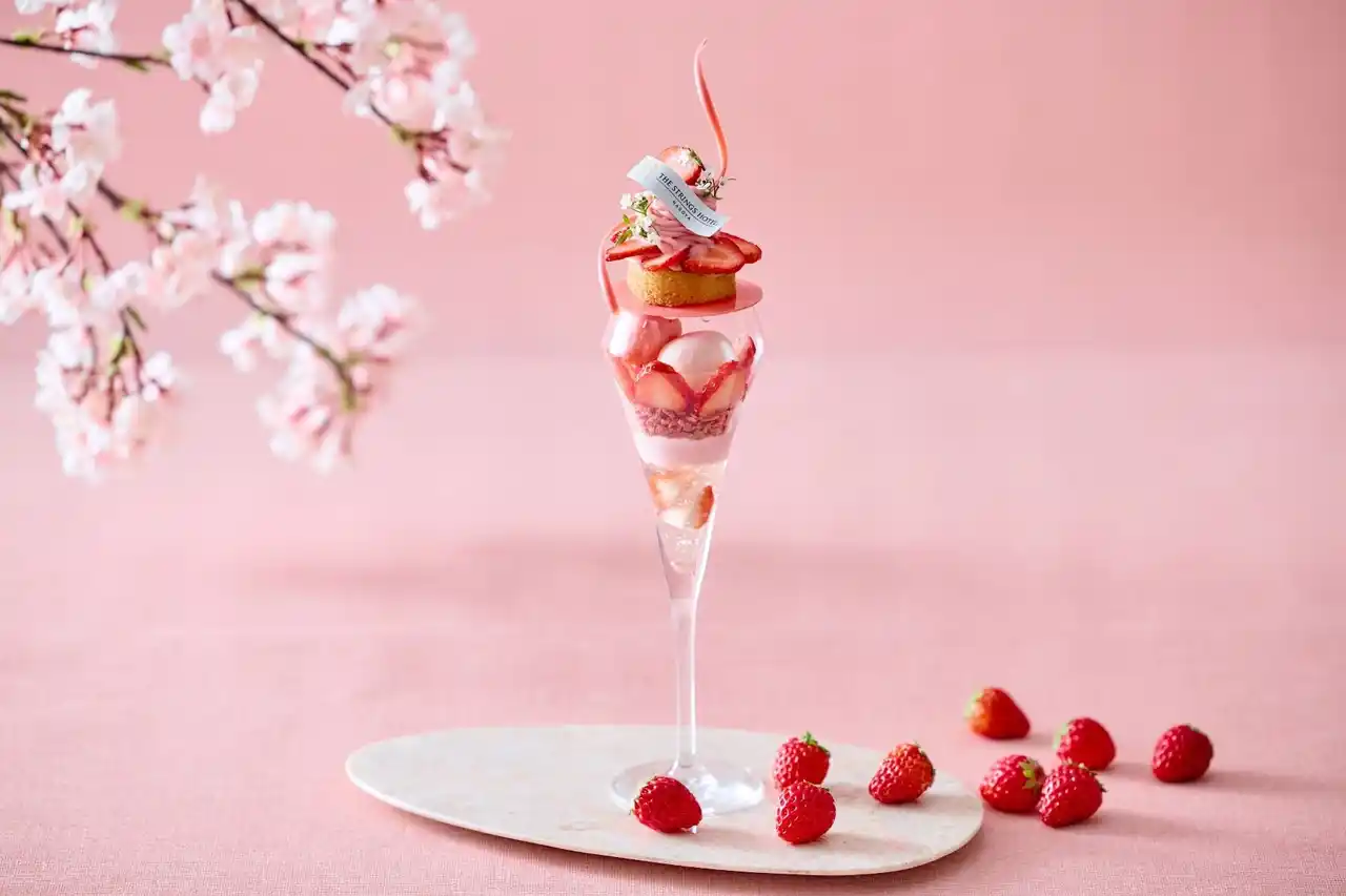 【名古屋】【開業10周年】心ゆくまで苺を愛でる、贅沢な春のひととき。桜香るグラスの中にもちもちの苺大福を忍ばせた1か月間限定の春色パフェ！「大人のご褒美パフェ～Strawberry Blossom～」