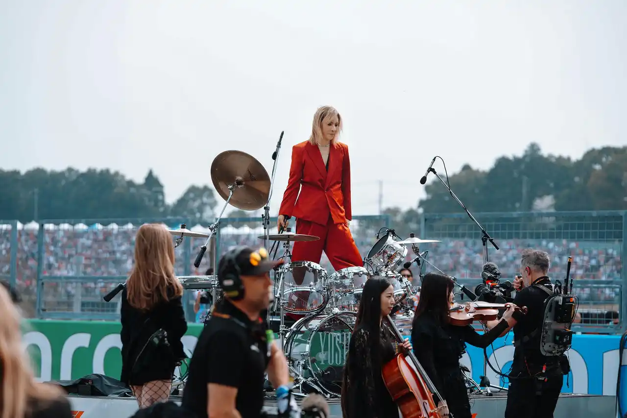【YOSHIKI PR事務局】 YOSHIKI、F1日本グランプリ決勝スタート前セレモニーで国歌『君が代』を披露　ピアノとドラムによる特別アレンジで歴史的演奏と世界中で絶賛の声、SNSでも熱狂的反響