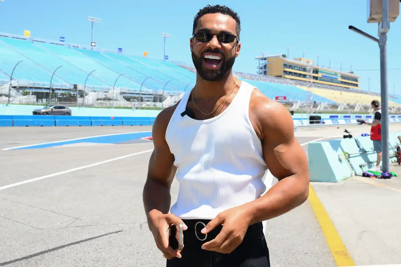 【FORMULA E OPERATIONS LIMITED】 『エミリー、パリへ行く』の俳優ルシアン・ラヴィスカウント、　シーズン12のフォーミュラE公式ブランドアンバサダーに就任