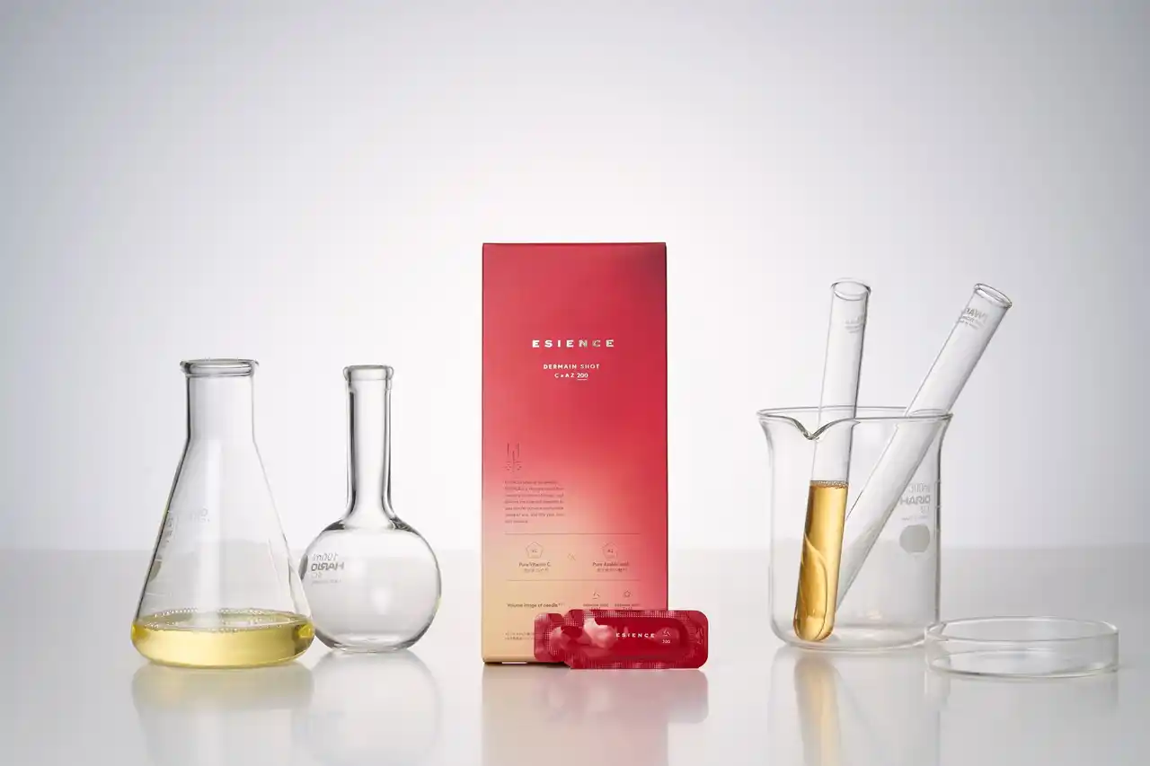【株式会社はぐくみプラス】 【新発売】ポテンツァから着想を得た日本初*ニードル美容液”生ビタミンC2**×生アゼライン酸***”配合「ESIENCEダーマインショット」誕生。こだわりの浸透設計で毛穴悩み****へアプローチ。