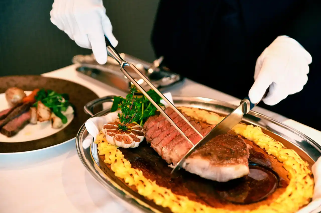 【ホテルニューグランド】クラシックフレンチを最高のパフォーマンスで堪能する記憶に残る美食ディナー「デクパージュの晩餐」