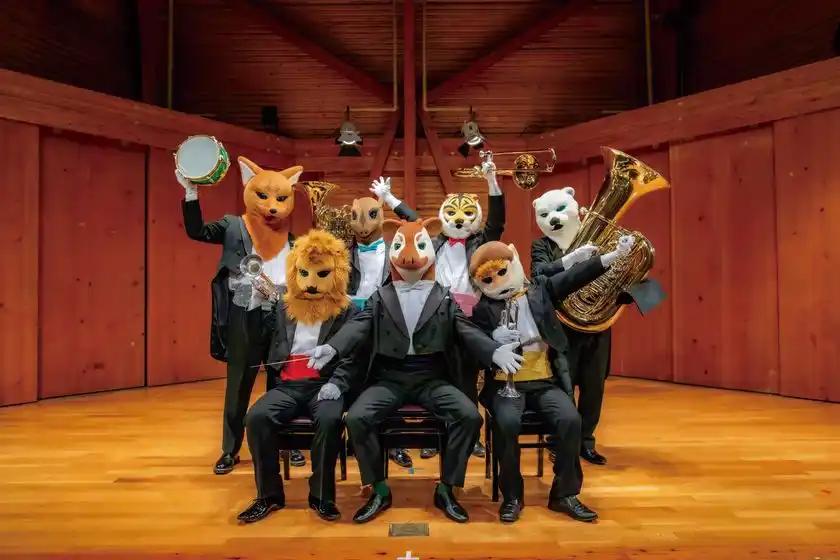すいせん畑で奏でるアットホームな動物たちの春のコンサートサキソフォックス・ズーラシアンブラスが「マニア」なコンサート開催