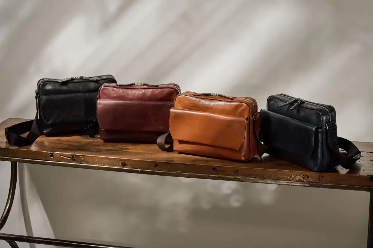 【ココマイスター株式会社】 【ココマイスター】マットーネ・リベロが新発売。現代に合う、スマートなショルダーバッグ。フロントポケットを開けずに、スマホを収納できる高い機能性が魅力。