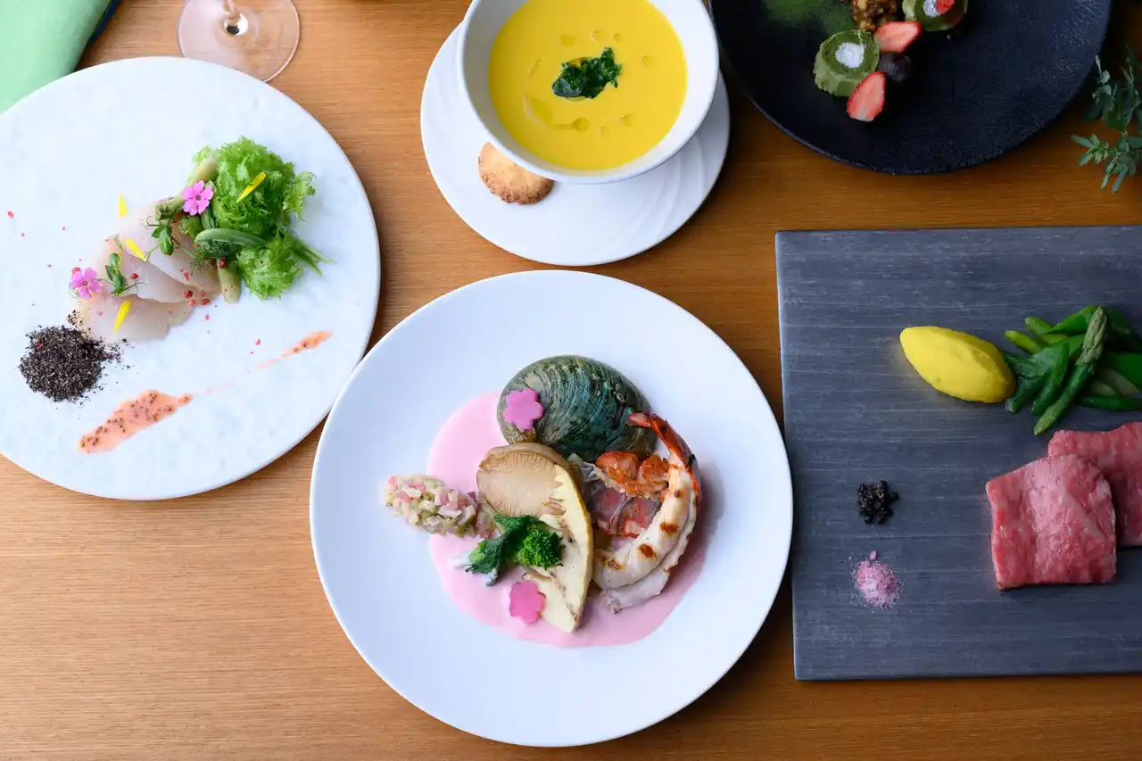 【森トラスト・ホテルズ＆リゾーツ株式会社】 【コートヤード・バイ・マリオット 白馬】信州の滋味と白馬の春の香りが重なり合うディナーコース「信Shinshu Blessings Dinner -Spring-」を発売