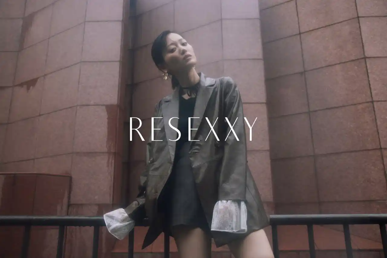 【MARK STYLER】 俳優・山下美月が纏う「RESEXXY(リゼクシー)」の“クールフェミニン”な秋ビジュアル公開