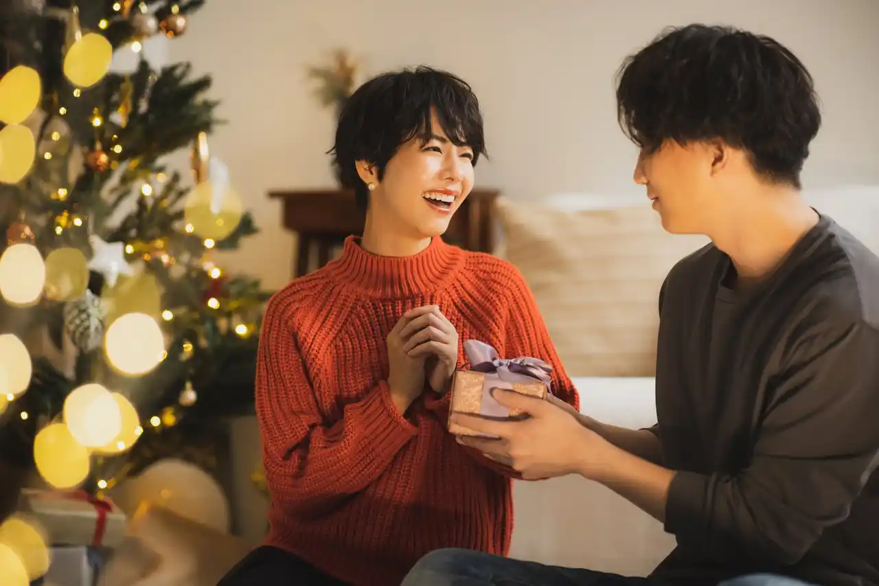 発表！「ママ・パパが自分のために欲しいクリスマスプレゼント」ランキング 2位は「旅行券」 1位は？「マッサージ・エステ・スパのチケット」は何位？／いこーよファミリーラボ調査2025